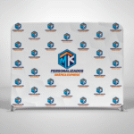 Backdrop tensionado com estrutura tubular e capa de tecido sem vinco, ideal para fundos de eventos e stands.