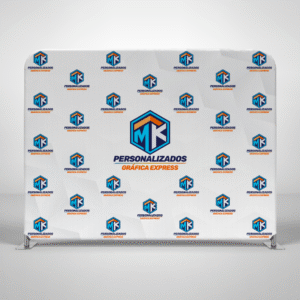 Backdrop tensionado com estrutura tubular e capa de tecido sem vinco, ideal para fundos de eventos e stands.